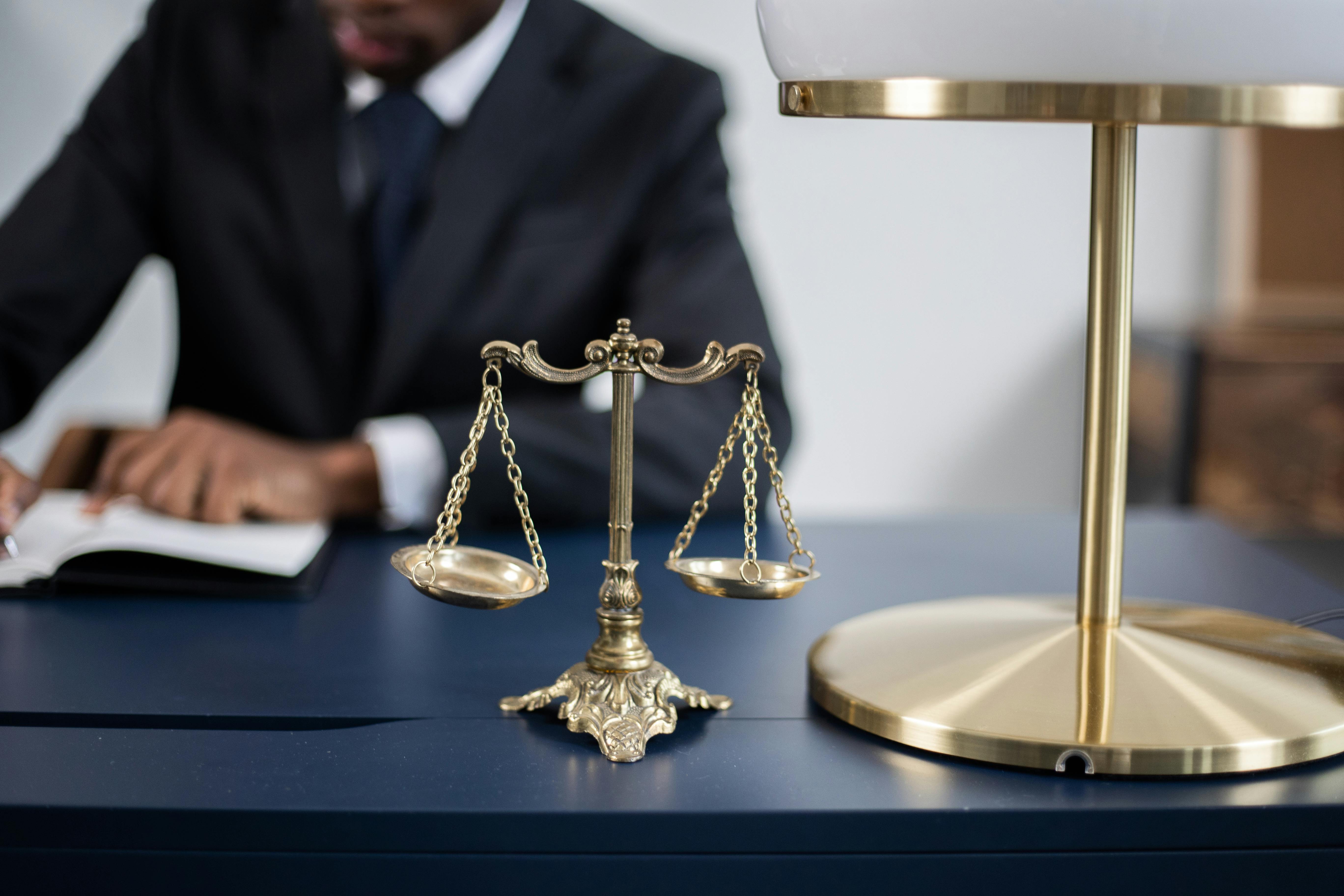 Avocat gérant son agenda avec un assistant IA conforme RGPD