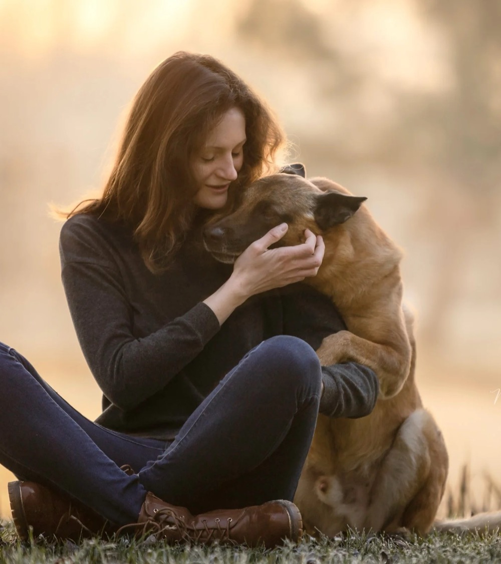Éloïse, éducatrice canine et fondatrice de Connexion Canine, en séance avec un chien